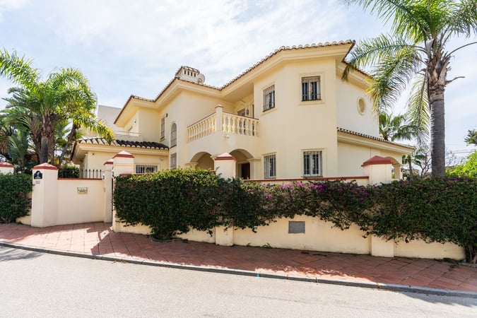 Villa in Marbella Del Este - view 1