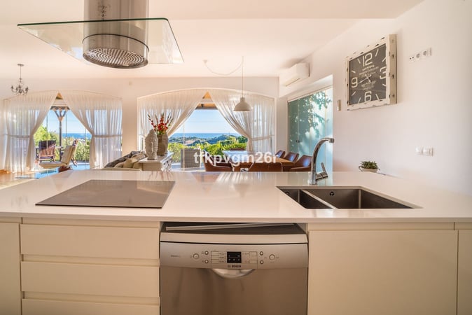 Villa in Estepona - view 1