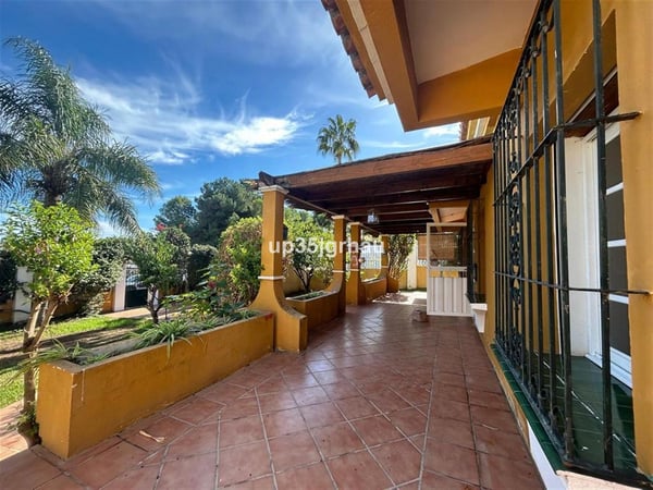 Villa in Estepona - view 1