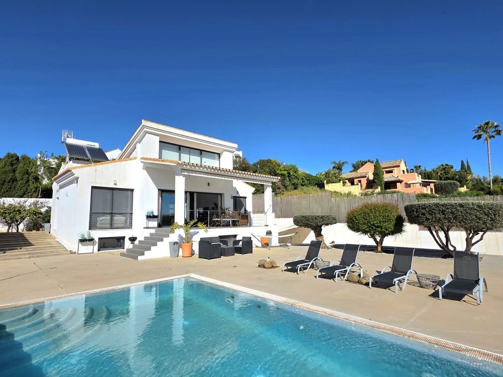 Villa in Estepona - Image 2