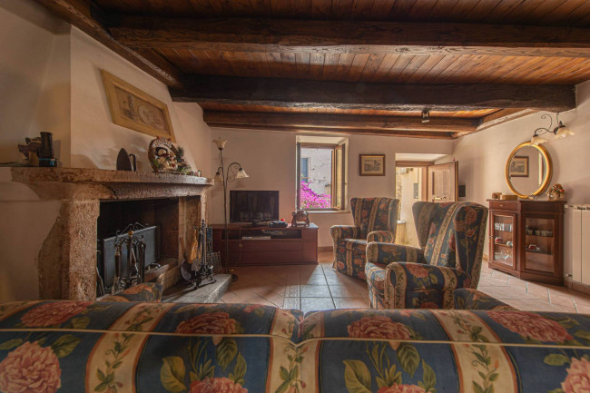 House in Prossedi - view 1