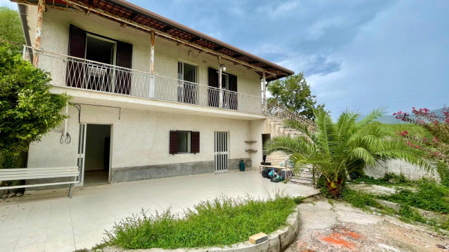 House in Sant'Andrea del Garigliano - view 1