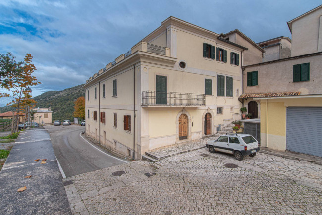 House in Pescosolido - view 1
