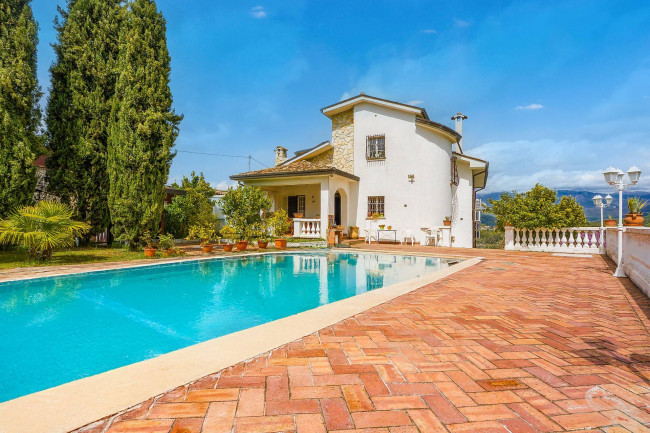 Villa in Arpino - view 1