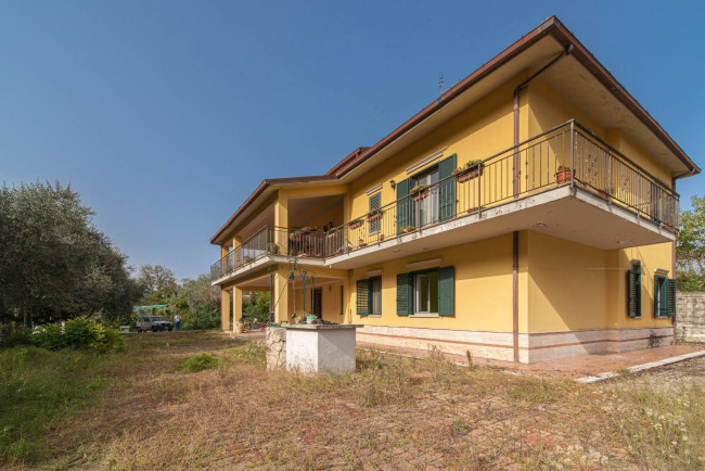 Villa in Cervaro - view 1