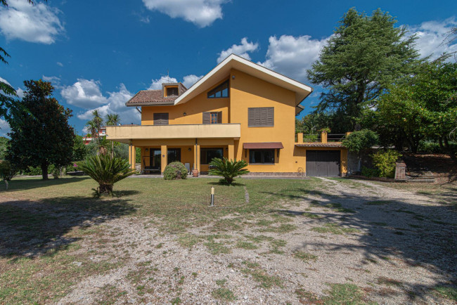 Villa in Ferentino - view 1