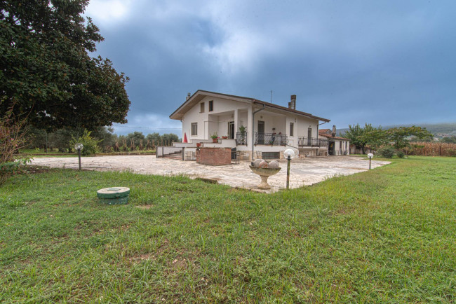 Villa in Pontecorvo - view 1