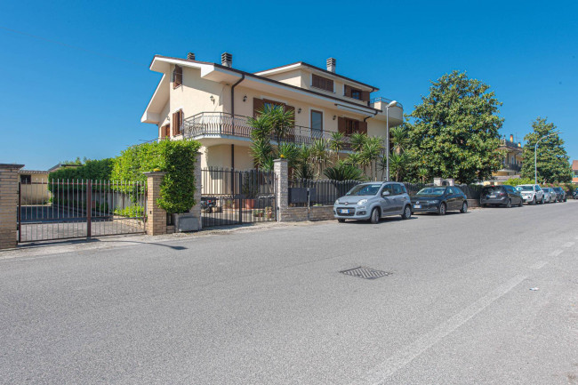 Villa in Roccasecca - view 1