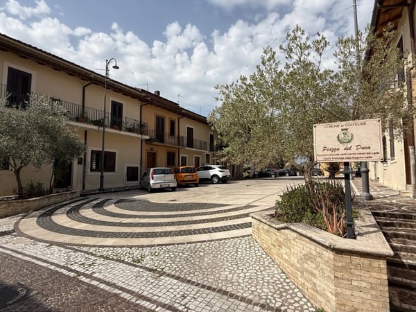 House in Colfelice - view 1