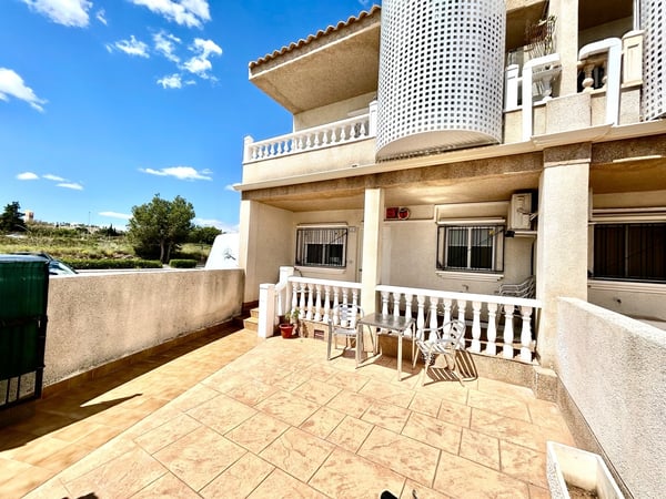 Apartment in Villamartin - view 1
