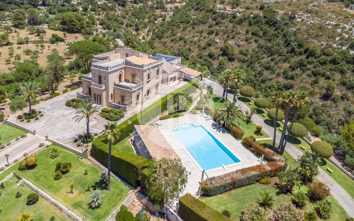 Villa in San Corrado di Fuori - view 1