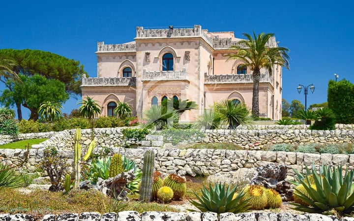Villa in San Corrado di Fuori - view 1