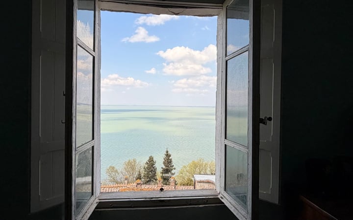 House in Monte del Lago - view 1