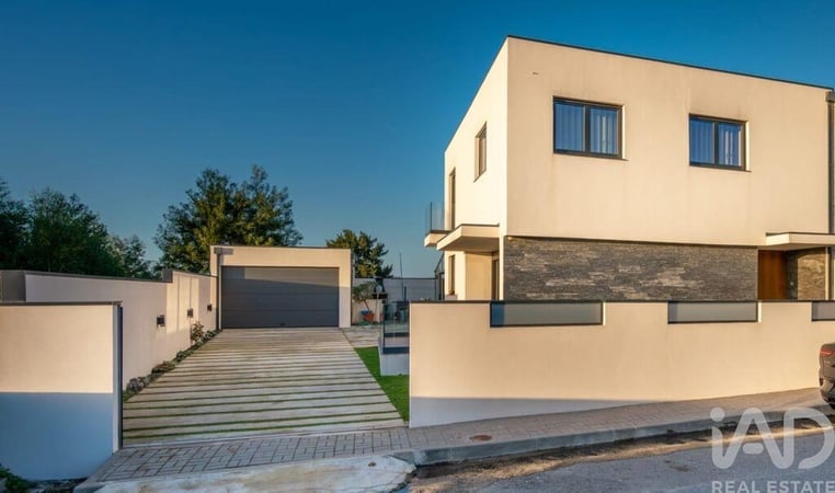 House in Guilhabreu - view 1