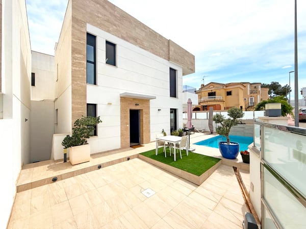 Villa in Villamartin - view 1