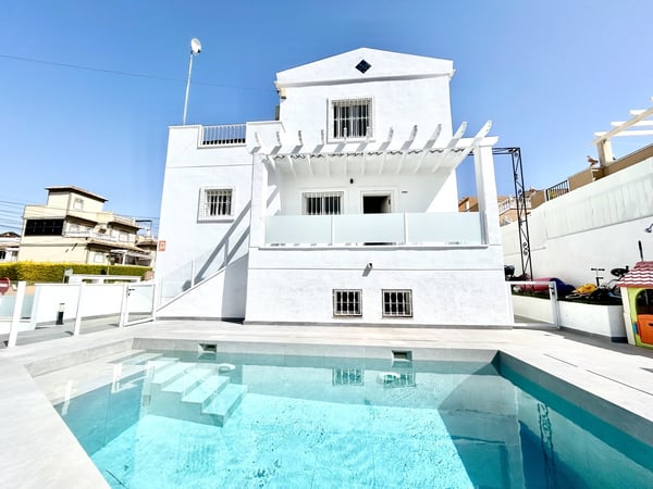 Villa in Villamartin - view 1