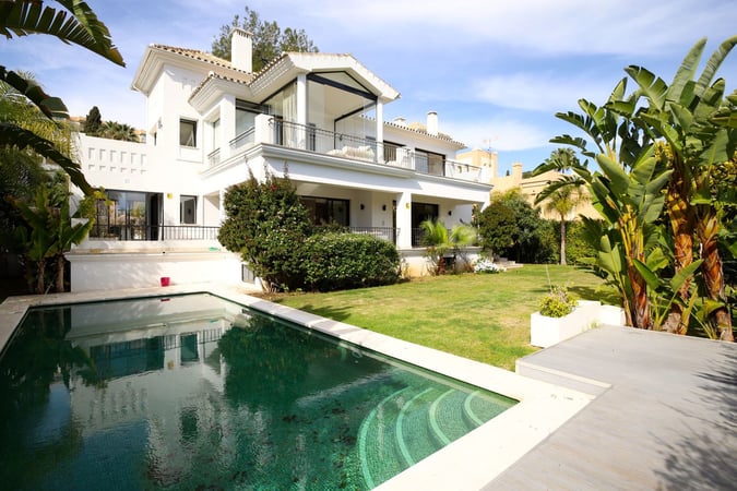 Villa in Nueva Andalucia - view 1