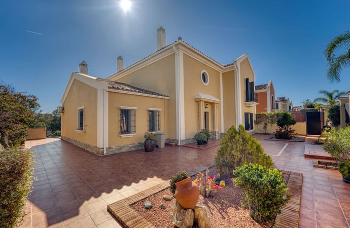 Villa in Guadalmina - view 1