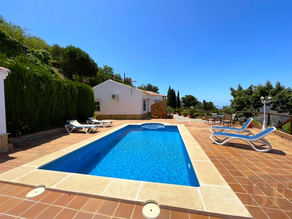 Villa in Sayalonga - view 1