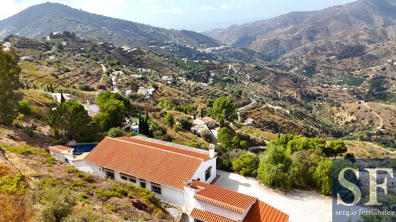 Villa in Sayalonga - view 1