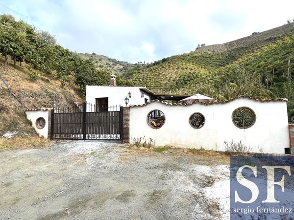 Villa in Sayalonga - view 1