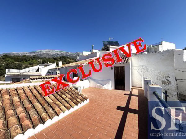 House in Salares - view 1