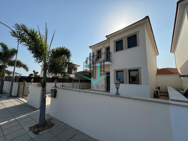 Villa in Pyla - view 1