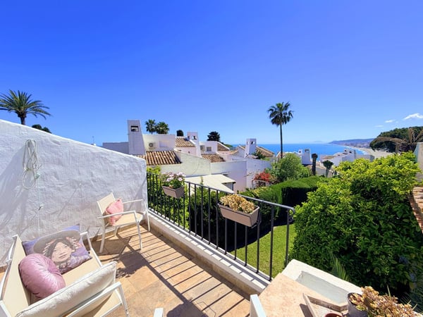 Villa in Casares - view 1