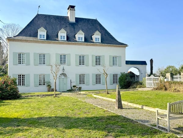 House in Sauveterre-de-Bearn - view 1