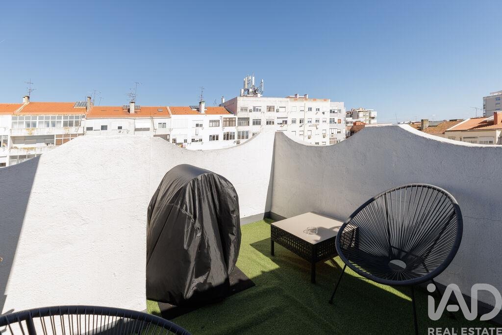 Apartment in Almada - Image 2