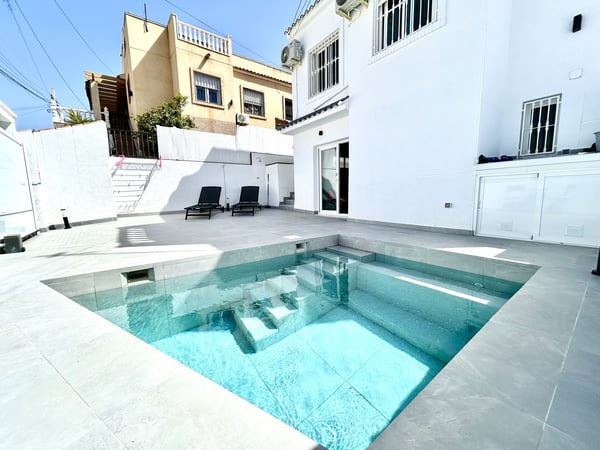 Villa in Villamartin - view 1