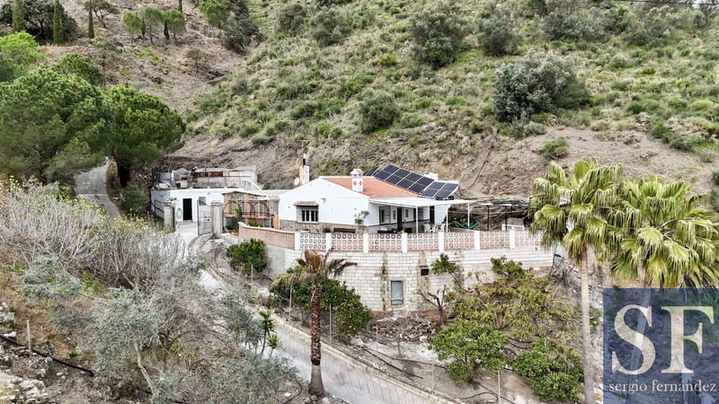 Villa in Sayalonga - view 1