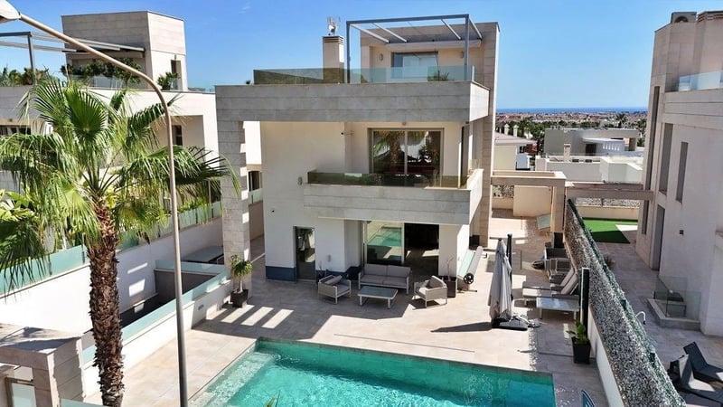 Villa in Villamartin - view 1