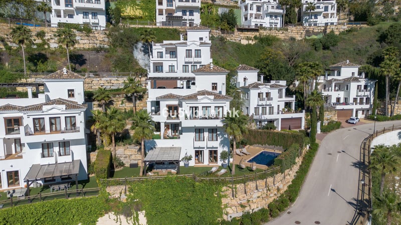 Villa in Benahavis - view 1