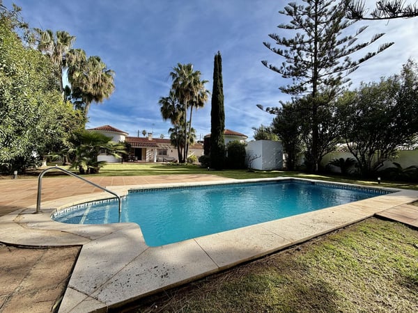 Villa in San Pedro de Alcantara - view 1