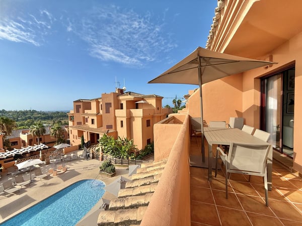 Apartment in Benahavis - view 1