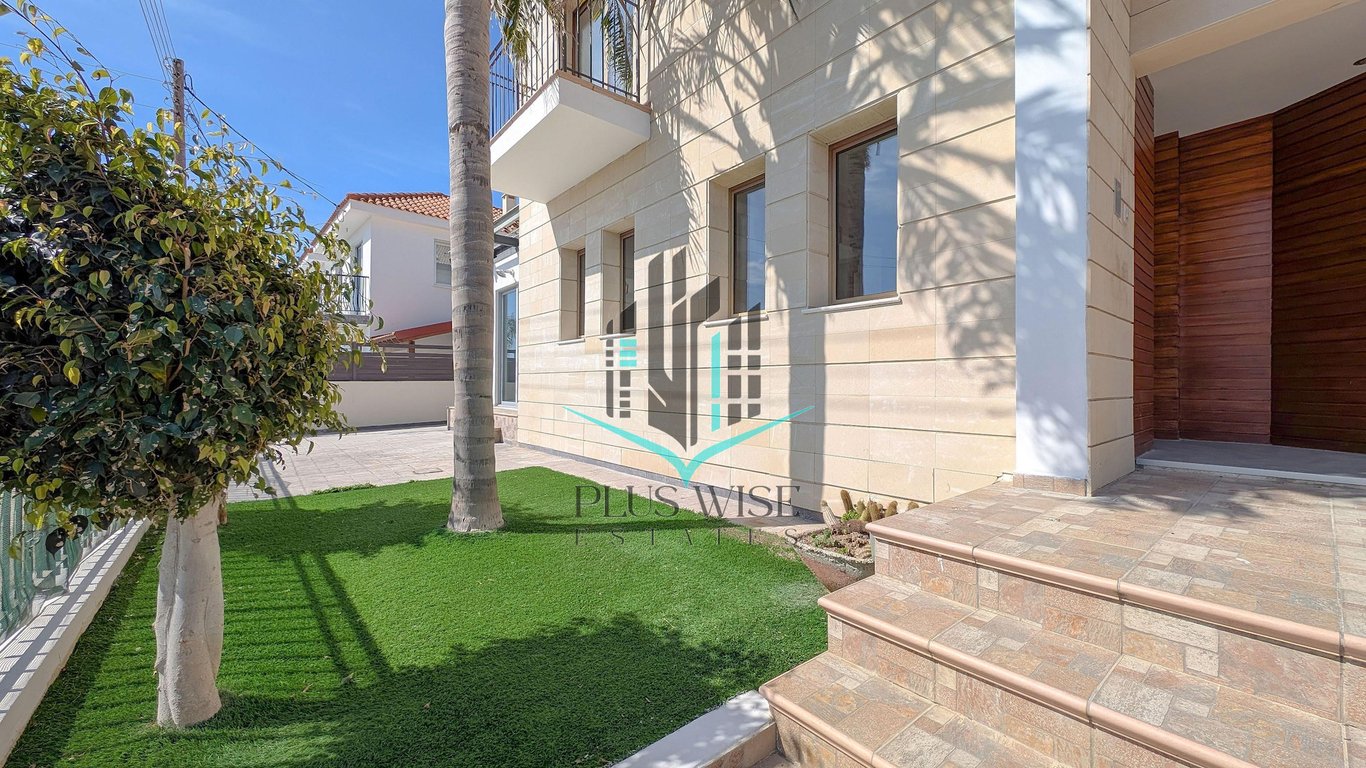 Villa in Oroklini - Image 2