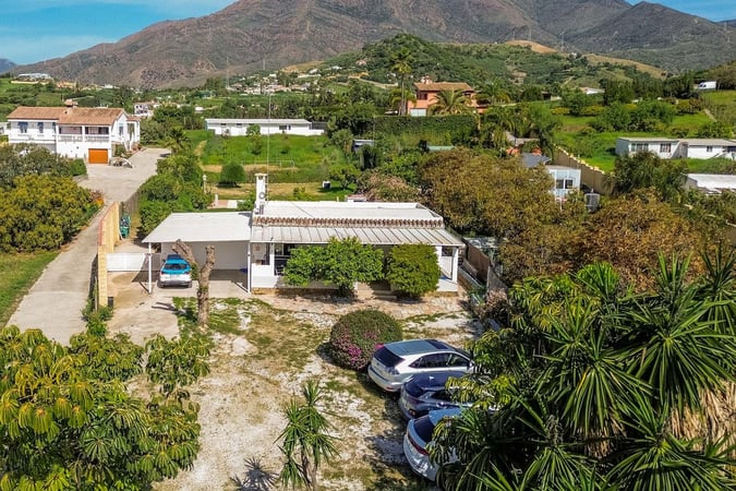 Villa in Estepona - view 1