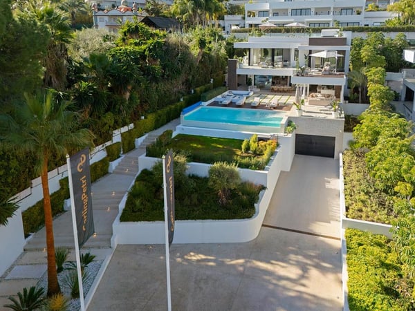 Villa in Nueva Andalucia - view 1