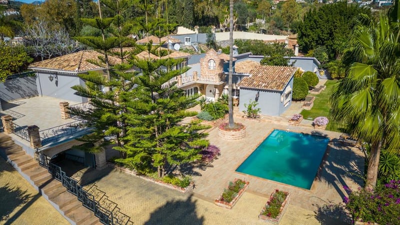 Villa in Benahavis - view 1