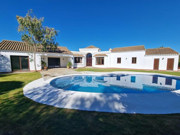 Villa in Sotogrande - view 1