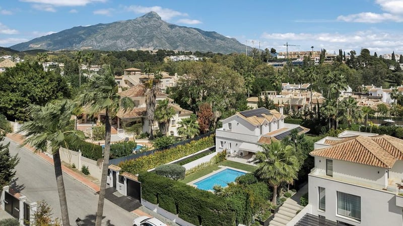 Villa in Nueva Andalucia - view 1