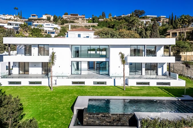 Villa in El Paraiso - view 1