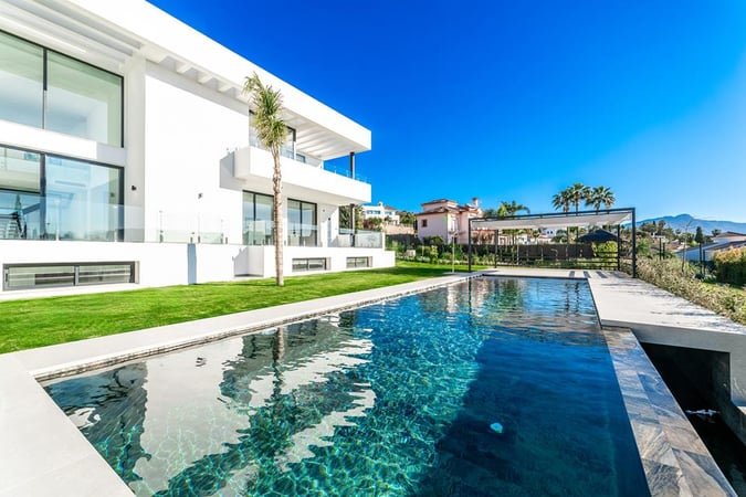 Villa in Benahavis - view 1