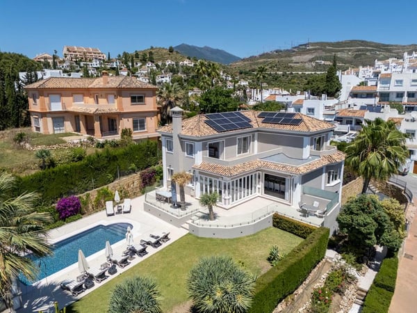 Villa in Nueva Andalucia - view 1