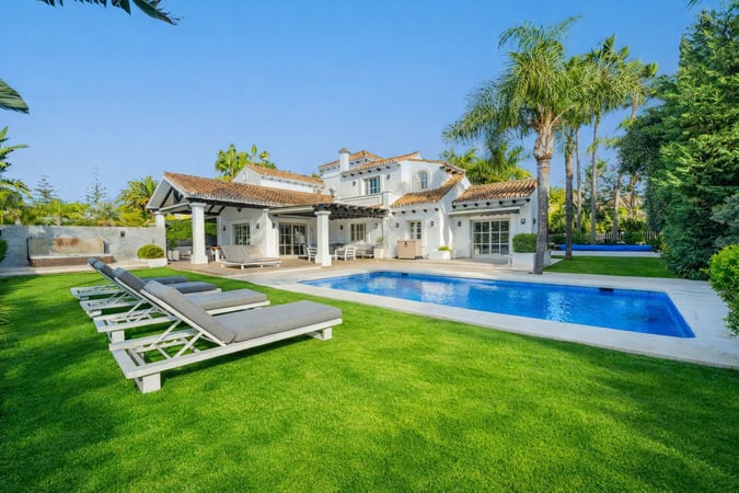 Villa in Nueva Andalucia - view 1