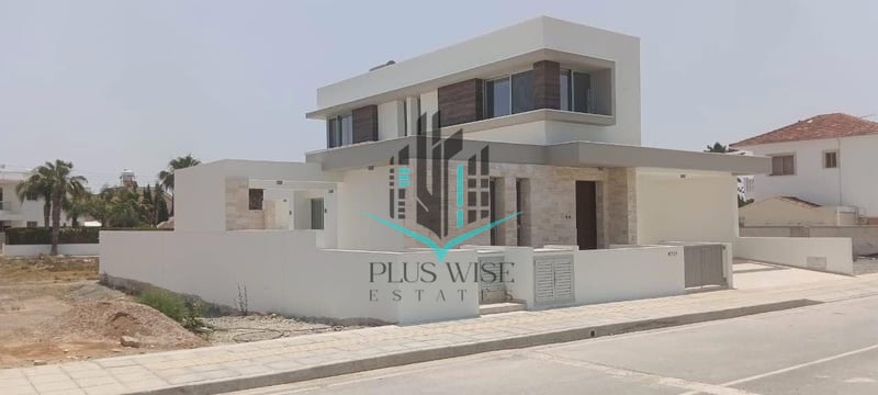 Villa in Oroklini - view 1