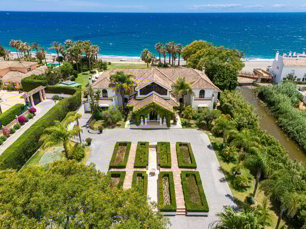 Villa in Estepona - view 1