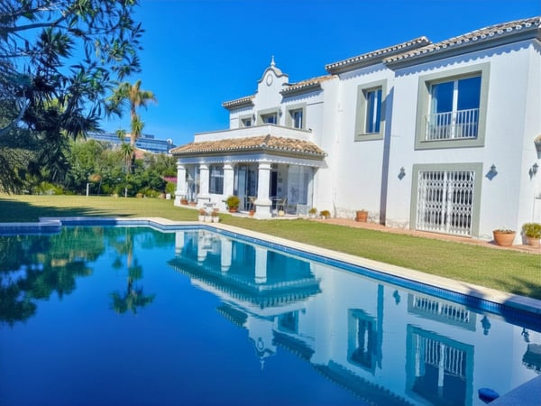 Villa in Estepona - view 1