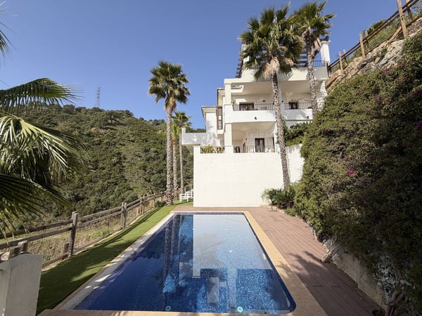 Villa in Benahavis - view 1